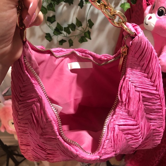 Pink straw purse with gold chain - Picture 2 of 3